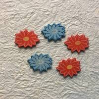 Holzstreuteile Blüten 5 Stück, Dekostreu Blümchen rot und hellblau, Holzblüten Bild 1