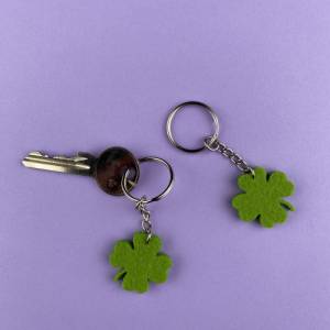 Schlüsselanhänger vierblättriges Kleeblatt aus grünem Filz. Glücksbringer für dich & deine Lieben. Gastgeschenk Geschenk Bild 1