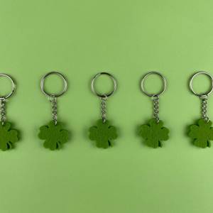 Schlüsselanhänger vierblättriges Kleeblatt aus grünem Filz. Glücksbringer für dich & deine Lieben. Gastgeschenk Geschenk Bild 3