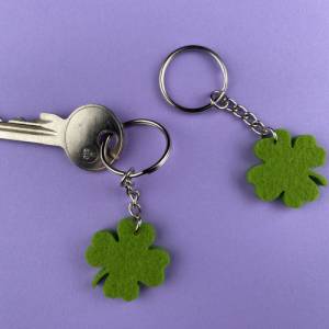 Schlüsselanhänger vierblättriges Kleeblatt aus grünem Filz. Glücksbringer für dich & deine Lieben. Gastgeschenk Geschenk Bild 4