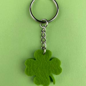 Schlüsselanhänger vierblättriges Kleeblatt aus grünem Filz. Glücksbringer für dich & deine Lieben. Gastgeschenk Geschenk Bild 5