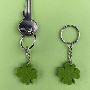 Schlüsselanhänger vierblättriges Kleeblatt aus grünem Filz. Glücksbringer für dich & deine Lieben. Gastgeschenk Geschenk Bild 6