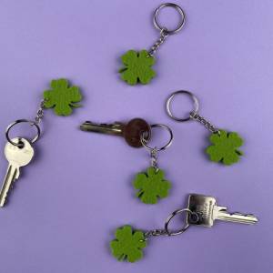 Schlüsselanhänger vierblättriges Kleeblatt aus grünem Filz. Glücksbringer für dich & deine Lieben. Gastgeschenk Geschenk Bild 7