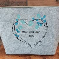 bestickte Kosmetiktasche hell mit Lebensbaumcharm - Herz & Spruch "Wer liebt der lebt!" Bild 1