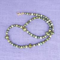 Perlenkette in verschiedenen Grüntönen Bild 4