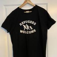 Unisex T-Shirt "Refugees welcome" schwarz Bild 1