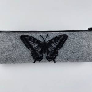 Stiftemäppchen schwarzer Schmetterling. Geschenkideen. Federmäppchen aus Filz in Hellgrau. Kosmetiktasche. Mäppchen. Bild 1