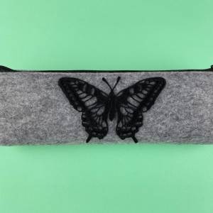 Stiftemäppchen schwarzer Schmetterling. Geschenkideen. Federmäppchen aus Filz in Hellgrau. Kosmetiktasche. Mäppchen. Bild 3