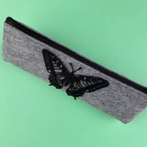 Stiftemäppchen schwarzer Schmetterling. Geschenkideen. Federmäppchen aus Filz in Hellgrau. Kosmetiktasche. Mäppchen. Bild 6