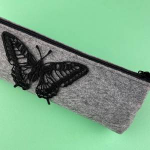 Stiftemäppchen schwarzer Schmetterling. Geschenkideen. Federmäppchen aus Filz in Hellgrau. Kosmetiktasche. Mäppchen. Bild 7