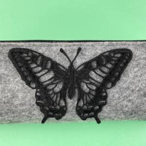 Stiftemäppchen schwarzer Schmetterling. Geschenkideen. Federmäppchen aus Filz in Hellgrau. Kosmetiktasche. Mäppchen. Bild 8