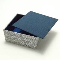 Schachtel klein aber fein - blaue Ornamente mit aufliegendem Leinendeckel und Filzeinlage Bild 2
