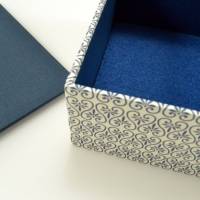 Schachtel klein aber fein - blaue Ornamente mit aufliegendem Leinendeckel und Filzeinlage Bild 5
