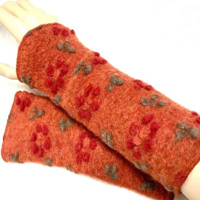 BIO-Armstulpe, Pulswärmer, aus weichem und warmem Bio-Wollwalk, orange mit roten Blumen und grünen Blättchen