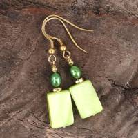 Grüne Ohrringe aus Perlmutt und Perle Bild 1