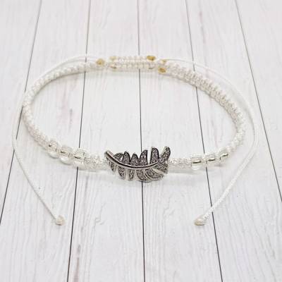 Knüpfarmband weiß mit strassbesetztem Blatt oder Feder – Makramee Schmuck