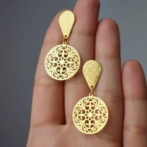 Mandala Ohrstecker Gold, Ornament Ohrringe hängende, filigrane Boho Ohrringe tropfen, Hängeohrringe rund, vergoldete Ede Bild 1