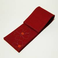 Stiftetui für 3 bis 5 Stifte aus rotem Filz mit Blumen bestickt Bild 1