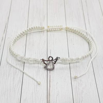 Knüpfarmband weiß mit strassbesetztem Engel & schimmernden Rocailles – Makramee Schmuck
