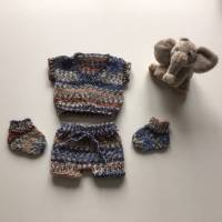 Teddyanzug mit Socken für Größe ca. 26 cm - 28 cm, handgestrickt,4-teilig, Pulli, Hose, Socken, blau/beige gemustert Bild 4