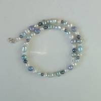 Weiß-blaue Kette mit Perlen in unterschiedlichen Größen Bild 3