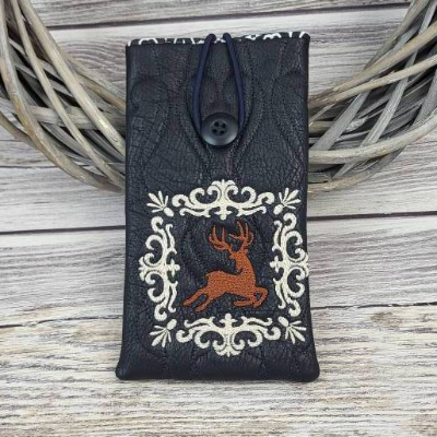 Handytasche / Handyhülle / Smartphonehülle bestickt mit einem Hirschmotiv