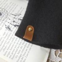 Armstulpen aus Wollwalk Strickwalk 100% Wolle in schwarz Pulswärmer mit Daumen und edlem Leder Label Handstulpen Bild 3