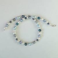 Weiß-blaue Kette mit Perlen und Opalglas Bild 2