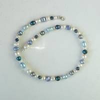 Weiß-blaue Kette mit Perlen und Opalglas Bild 3