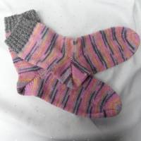 Gestrickte Socken, Wollsocken in Rosa/Grau Bild 1