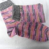 Gestrickte Socken, Wollsocken in Rosa/Grau Bild 2