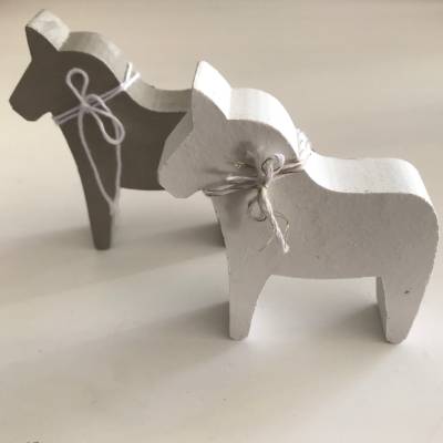 Hübsches Dalapferd aus Beton, verschiedene Farben, 10 cm hoch