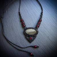 Silberobsidian-Cabochon mit Achat-Perlen (gefärbt) in Makramee eingebettet Bild 1