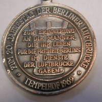 Medaille Schlüsselanhänger -  Zum 20. Jahrestag der Berliner Luftbrücke Tempelhof 1969 Bild 1