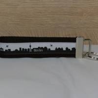 Schlüsselband Geschenk-Schlüsselanhänger Berlin-Anhänger schwarz grau Skyline Autoschlüssel Hausschlüssel Bild 1