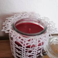 Kerzenglas Duftkerze Kerze im Glas rot mit Häkelüberzug weiß Bild 4