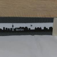 Schlüsselband Geschenk-Schlüsselanhänger Berlin-Anhänger schwarz grau Skyline Autoschlüssel Hausschlüssel Bild 1