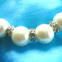 Perlenarmband in weiß mit 3 Metall-Strassrondellen handgemacht von Hobbyhaus Bild 5