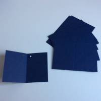 Stanzteile Geschenkanhänger klappbar und gelocht, 5 Stück dunkelblau, 10,5 cm x 7,5 cm (geklappt 5,25 cm x 7,5 cm) Bild 1