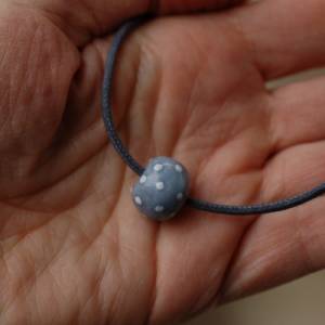 Hellblaue Tonperle mit weißen Punkten - Baumwoll- oder Edelstahl-Collier mit Keramikperle- kleines Weihnachtsgeschenk Bild 5