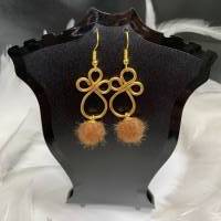 Ohrringe mit goldfarbenen Ornamenten aus Aluminiumdraht und farbigen Kugeln aus Kunstfell Bild 3