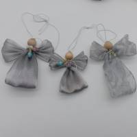 3 Engel aus silber glitzendem Schleifenband + Perlen, Weihnachten, Dekoration, Schutzengel, Geschenk, Baumschmuck Bild 1