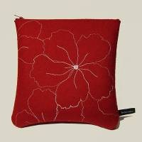 Kosmetik- oder Universaltasche aus rotem Wollfilz, weiß mit Blumen bestickt Bild 1