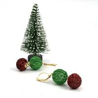 WEIHNACHTS Ohrringe mit doppelt gestrickten Kugeln aus grünem Kupferdraht und roten Glitzer Kugeln Bild 1