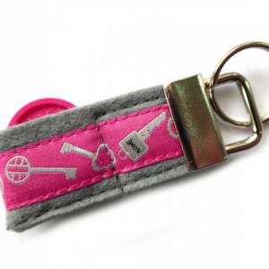 Schlüsselanhänger Schlüssel Keys aus Filz und Webband grau hellgrau schwarz dunkerot pink mit Fach für Einkaufswagenchip Bild 1