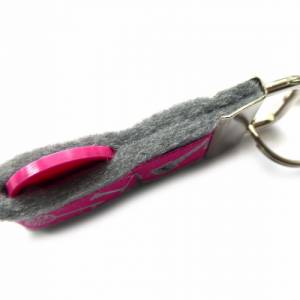 Schlüsselanhänger Schlüssel Keys aus Filz und Webband grau hellgrau schwarz dunkerot pink mit Fach für Einkaufswagenchip Bild 3