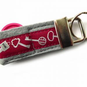 Schlüsselanhänger Schlüssel Keys aus Filz und Webband grau hellgrau schwarz dunkerot pink mit Fach für Einkaufswagenchip Bild 5