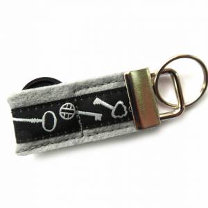 Schlüsselanhänger Schlüssel Keys aus Filz und Webband grau hellgrau schwarz dunkerot pink mit Fach für Einkaufswagenchip Bild 7
