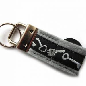 Schlüsselanhänger Schlüssel Keys aus Filz und Webband grau hellgrau schwarz dunkerot pink mit Fach für Einkaufswagenchip Bild 8