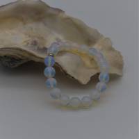 Wunderschönes Armband Opalit, Opalglas, weiß blau,10 mm Kugeln, Länge 20 cm, dehnbar, Glasperlenarmband, Bild 1